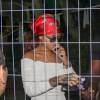 Rihanna prend le temps de signer des autographes tandis qu'elle quitte son hôtel pour se rendre au festival Rock in Rio à Rio de Janeiro au Brésil, le 26 septembre 2015
