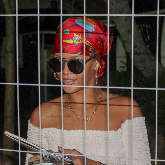 Rihanna prend le temps de signer des autographes tandis qu'elle quitte son hôtel pour se rendre au festival Rock in Rio à Rio de Janeiro au Brésil, le 26 septembre 2015