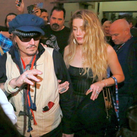 Johnny Depp et sa femme Amber Heard à la sortie du festival Rock in Rio au Brésil, le 24 septembre 2015