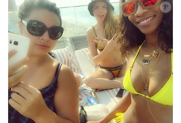 Cara Delevingne et ses copines se prélassent avant le festival Rock In Rio / photo postée sur Instagram.