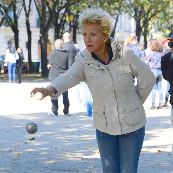 Pierrette Brès - Tournoi de pétanque caritatif dont les bénéfices seront reversés à l'association MeghanOra, pour soutenir la recherche médicale contre les tumeurs rénales de l'Enfant et l'Adolescent, sur l'Esplanade des Invalides à Paris, le 27 septembre 2015