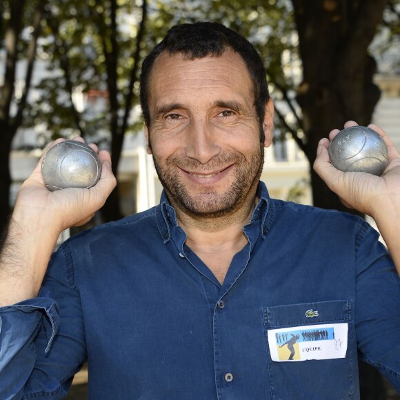 Zinedine Soualem - Tournoi de pétanque caritatif dont les bénéfices seront reversés à l'association MeghanOra, pour soutenir la recherche médicale contre les tumeurs rénales de l'Enfant et l'Adolescent, sur l'Esplanade des Invalides à Paris, le 27 septembre 2015.