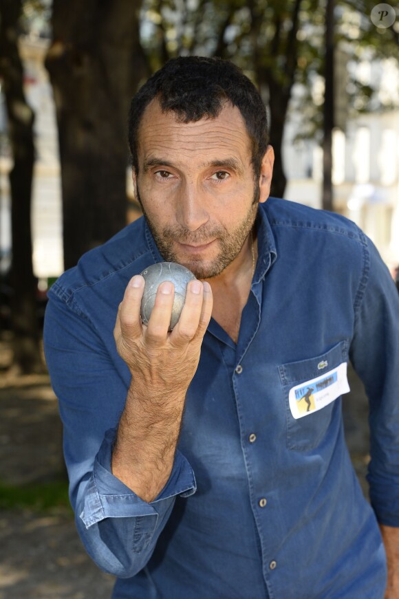 Zinedine Soualem - Tournoi de pétanque caritatif dont les bénéfices seront reversés à l'association MeghanOra, pour soutenir la recherche médicale contre les tumeurs rénales de l'Enfant et l'Adolescent, sur l'Esplanade des Invalides à Paris, le 27 septembre 2015.