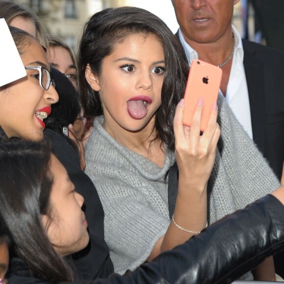 Selena Gomez sort de la station de radio NRJ à Paris, le 28 septembre 2015, en pleine promotion.