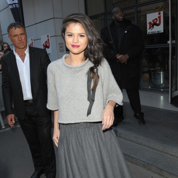 Selena Gomez sort de la station de radio NRJ à Paris, le 28 septembre 2015, en pleine promotion.