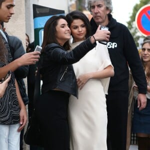 Selena Gomez arrive à l'hôtel Royal Monceau à Paris, le 26 septembre 2015