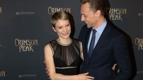 Mia Wasikowska et Tom Hiddleston, charmeurs pour l'effrayant "Crimson Peak"