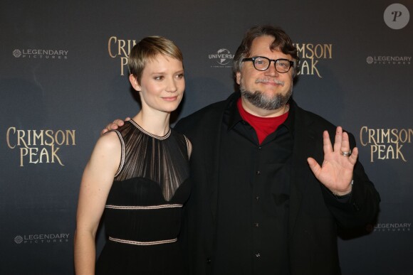 Mia Wasikowska, Guillermo del Toro - Photocall lors de l'avant-première du film "Crimson Peak" au cinéma UGC Bercy à Paris, le 28 septembre 2015.