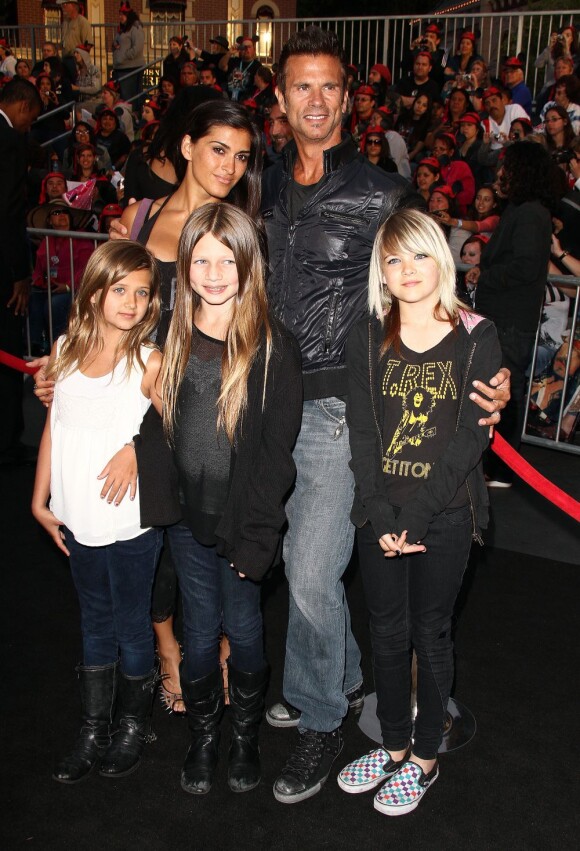 Lorenzo Lamas avec sa cinquième femme Shawna Craig avec trois de ses enfants, à la première de Pirates ds Caraïbes, la fontaine de jouvance, à Anaheim en Californie le 7 mai 2011.