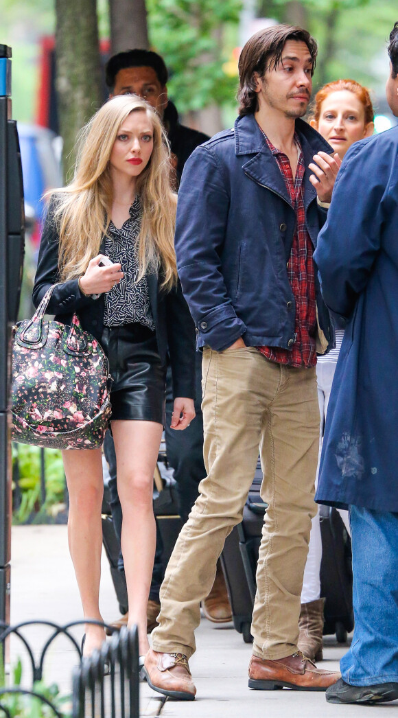 Amanda Seyfried et Justin Long sortent de chez eux à New York, le 22 mai 2014.