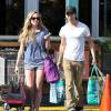 Exclusif - Amanda Seyfried et son petit-ami Justin Long font du shopping avant de rejoindre des amis à West Hollywood, le 8 avril 2014.