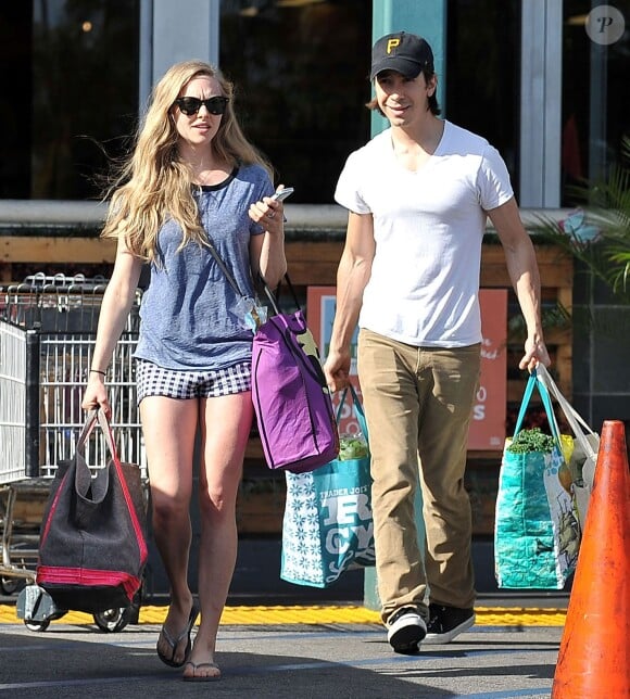 Exclusif - Amanda Seyfried et son petit-ami Justin Long font du shopping avant de rejoindre des amis à West Hollywood, le 8 avril 2014.