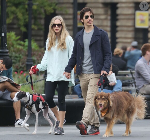 Amanda Seyfried et Justin Long promenant leurs chiens dans les rues de New York. Le 17 octobre 2013