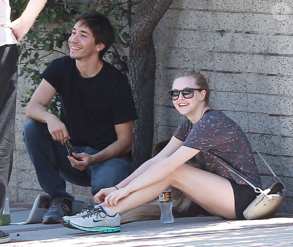 Amanda Seyfried et Justin Long se detendent dans un parc à Los Angeles, le 31 août 2013