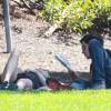 Amanda Seyfried et Justin Long se détendant dans un parc à Los Angeles, le 31 août 2013