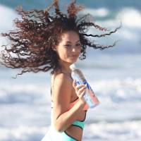 Jadeon Stage : Canon en maillot, elle profite encore de la plage !