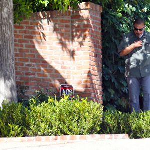 Des officiers de police arrivent au domicile de Jim Carrey à Los Angeles le 29 septembre 2015. La compagne du comédien, Cathriona White, a été retrouvée morte le lundi 28 septembre.