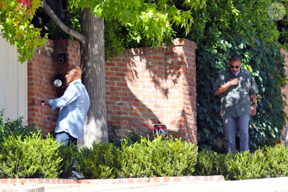 Des officiers de police arrivent au domicile de Jim Carrey à Los Angeles le 29 septembre 2015. La compagne du comédien, Cathriona White, a été retrouvée morte le lundi 28 septembre.