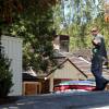 Des officiers de police arrivent au domicile de Jim Carrey à Los Angeles le 29 septembre 2015. La compagne du comédien, Cathriona White, a été retrouvée morte le lundi 28 septembre.