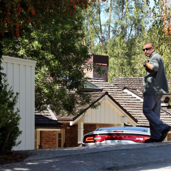 Des officiers de police arrivent au domicile de Jim Carrey à Los Angeles le 29 septembre 2015. La compagne du comédien, Cathriona White, a été retrouvée morte le lundi 28 septembre.