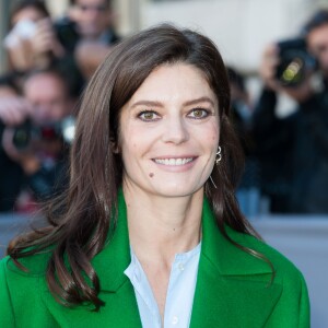 Chiara Mastroianni arrive au défilé Dior le 2 octobre 2015