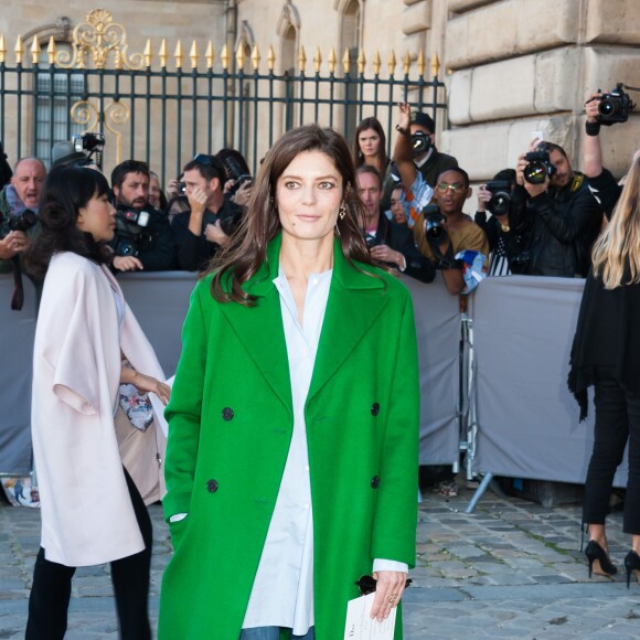 Chiara Mastroianni arrive au défilé Dior le 2 octobre 2015