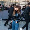 Miroslava Duma arrive au défilé Dior le 2 octobre 2015
