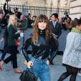 Miroslava Duma arrive au défilé Dior le 2 octobre 2015