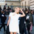 Estelle Lefebure arrive au défilé Dior le 2 octobre 2015
