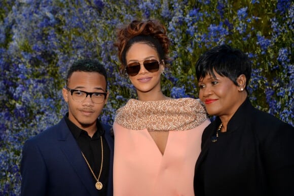 La chanteuse Rihanna, son frère Rajad Fenty et sa mère Monica Braithwaite arrivent en famille au défilé de mode "Christian Dior", collection prêt-à-porter printemps-été 2016, à la Cour Carrée du Louvre à Paris. Le 2 Octobre 2015
