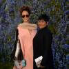 La chanteuse Rihanna et sa mère Monica Braithwaite - La chanteuse Rihanna arrive en famille au défilé de mode "Christian Dior", collection prêt-à-porter printemps-été 2016, à la Cour Carrée du Louvre à Paris. Le 2 Octobre 2015