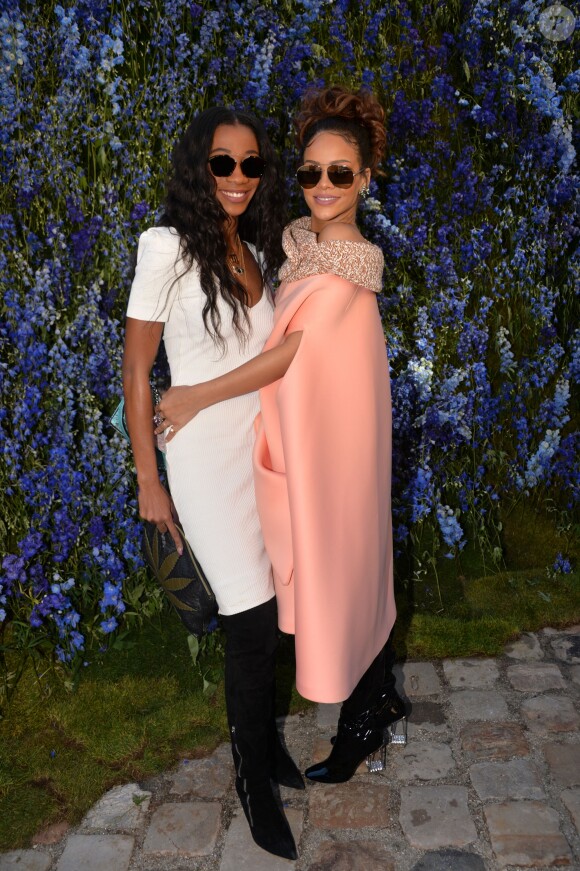 La chanteuse Rihanna et sa meilleure amie - Défilé de mode "Christian Dior", collection prêt-à-porter printemps-été 2016, à la Cour Carrée du Louvre à Paris. Le 2 Octobre 2015