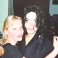 Joanna Thomae pose avec Michael Jackson (image extrait de l'émission Entertainment Tonight).