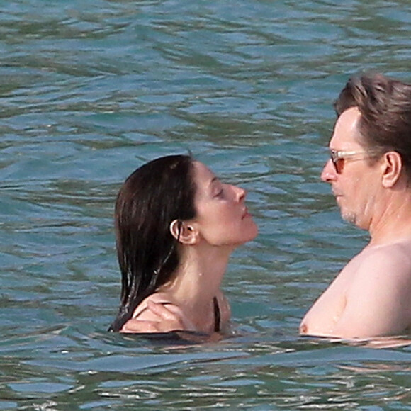 Gary Oldman et sa femme Alexandra Edenborough à St Barth le 21 juillet 2012.