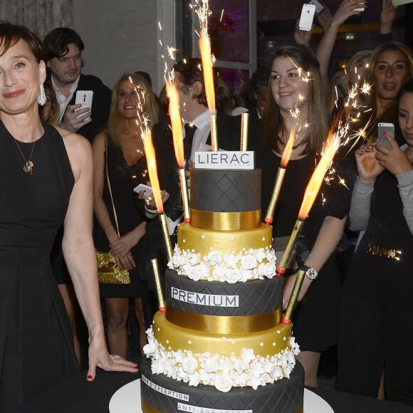 Exclusif - Kristin Scott Thomas (égérie Premium) - Soirée du fabricant de produits de soins dermo-cosmétiques Lierac à l'occasion du lancement de la nouvelle gamme de soins d'exception Premium, issue de la médecine régénératrice dont Kristin Scott Thomas est l'égérie dans les salons de l'hôtel Peninsula à Paris le 1er octobre 2015.