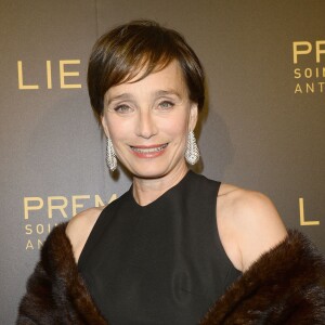 Exclusif - Kristin Scott Thomas (égérie Premium) - Soirée du fabricant de produits de soins dermo-cosmétiques Lierac à l'occasion du lancement de la nouvelle gamme de soins d'exception Premium, issue de la médecine régénératrice dont Kristin Scott Thomas est l'égérie dans les salons de l'hôtel Peninsula à Paris le 1er octobre 2015.