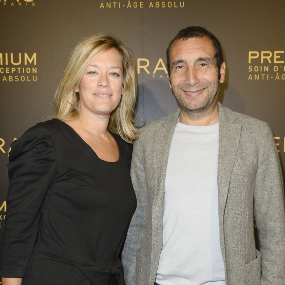 Exclusif - Zinedine Soualem et sa compagne Caroline Faindt - Soirée du fabricant de produits de soins dermo-cosmétiques Lierac à l'occasion du lancement de la nouvelle gamme de soins d'exception Premium, issue de la médecine régénératrice dont Kristin Scott Thomas est l'égérie dans les salons de l'hôtel Peninsula à Paris le 1er octobre 2015.