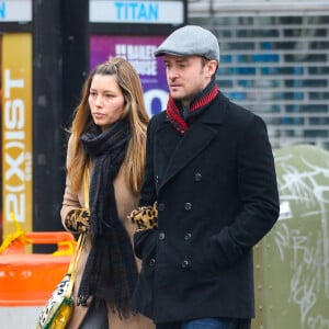 Justin Timberlake et Jessica Biel se balade, main dans la main, dans les rues de New York, le 1 Mars 2013 Justin Timberlake and his wife Jessica Biel take an arm-in-arm stroll through graffiti filled Soho together on March 1, 2013 in New York City01/03/2013 - NEW YORK