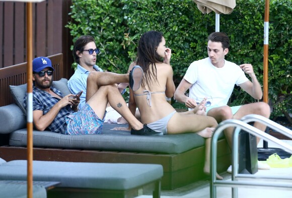 Scott Disick passe la journée avec sa nouvelle petite amie Lindsay Vrckovnik et des amis sur une plage à Miami, le 3 octobre 2015