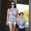 Kourtney Kardashian se promène avec son fils Mason dans les rues de Woodland Hills, le 3 octobre 2015