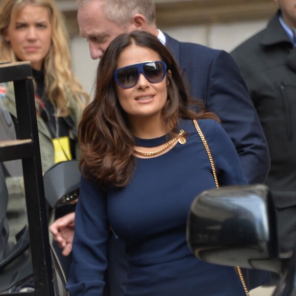 Salma Hayek - People à la sortie du défilé de mode "Stella McCartney", collection prêt-à-porter printemps-été 2016, à Paris. Le 5 octobre 2015