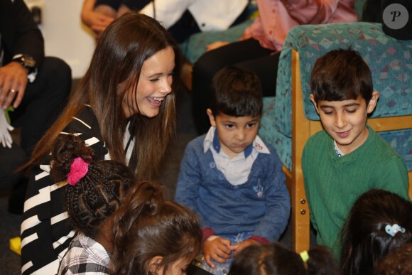 Le prince Carl Philip et la princesse Sofia de Suède, en visite dans la province de Dalarna dont est originaire la princesse, se sont notamment attardés le 5 octobre 2015 auprès d'enfants de réfugiés au foyer Welcome Sopranen de Borlänge.