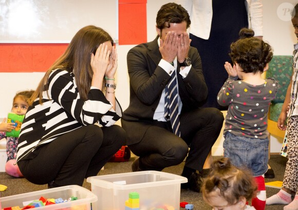 Le prince Carl Philip et la princesse Sofia de Suède, en visite dans la province de Dalarna dont est originaire la princesse, se sont notamment attardés le 5 octobre 2015 auprès d'enfants de réfugiés au foyer Welcome Sopranen de Borlänge.