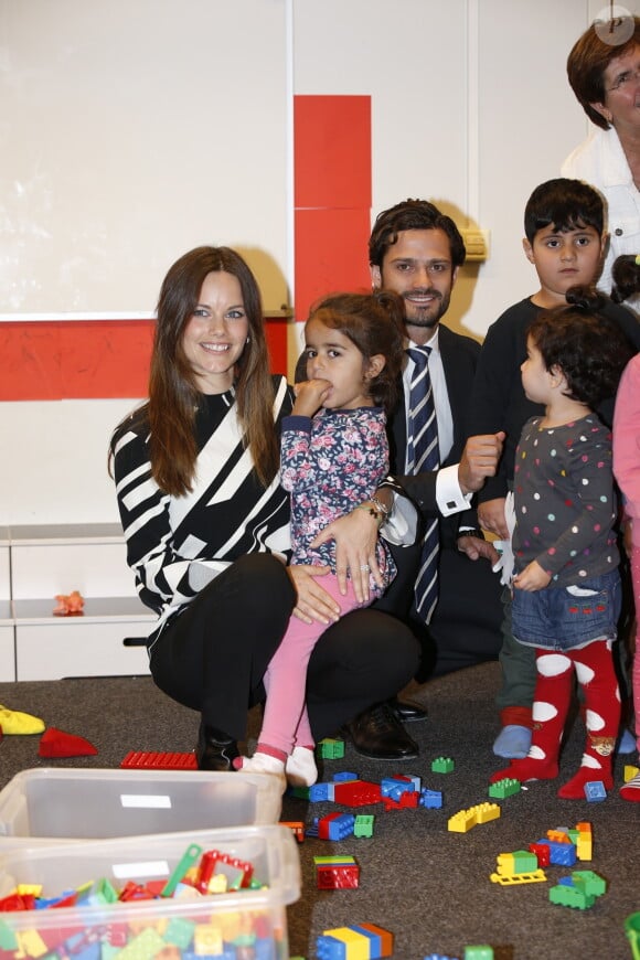 Le prince Carl Philip et la princesse Sofia de Suède, en visite dans la province de Dalarna dont est originaire la princesse, se sont notamment attardés le 5 octobre 2015 auprès d'enfants de réfugiés au foyer Welcome Sopranen de Borlänge.