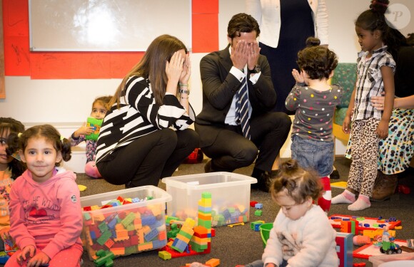 Le prince Carl Philip et la princesse Sofia de Suède, en visite dans la province de Dalarna dont est originaire la princesse, se sont notamment attardés le 5 octobre 2015 auprès d'enfants de réfugiés au foyer Welcome Sopranen de Borlänge.