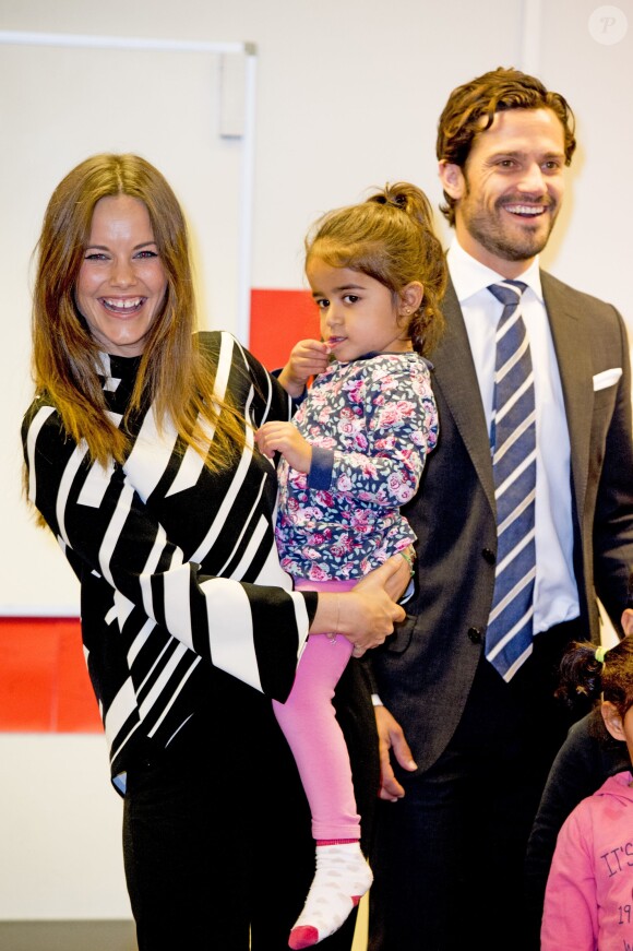 Le prince Carl Philip et la princesse Sofia de Suède, en visite dans la province de Dalarna dont est originaire la princesse, se sont notamment attardés le 5 octobre 2015 auprès d'enfants de réfugiés au foyer Welcome Sopranen de Borlänge.