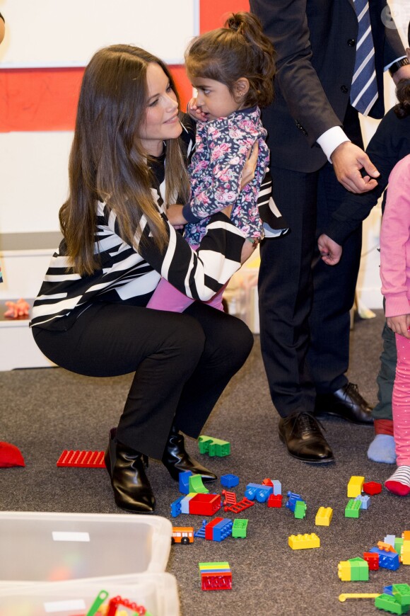 Le prince Carl Philip et la princesse Sofia de Suède, en visite dans la province de Dalarna dont est originaire la princesse, se sont notamment attardés le 5 octobre 2015 auprès d'enfants de réfugiés au foyer Welcome Sopranen de Borlänge.
