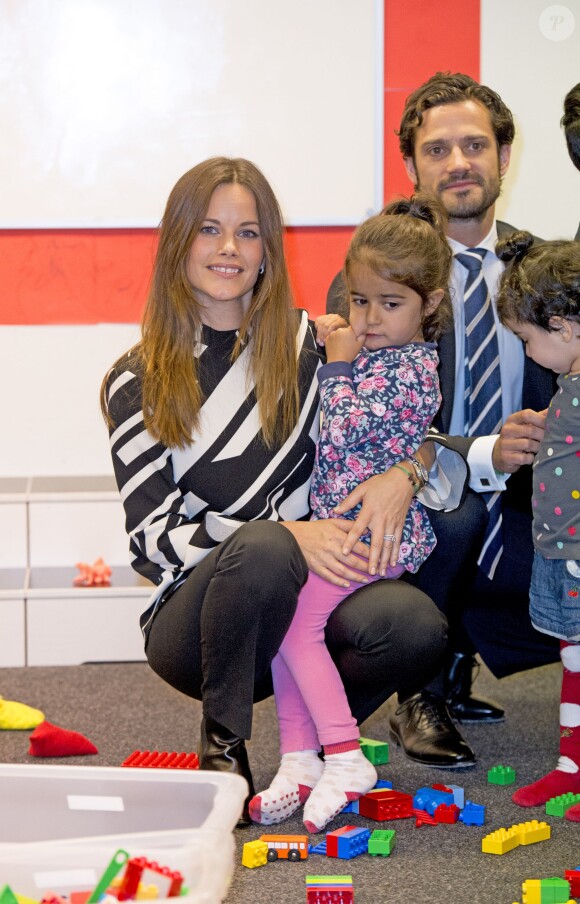 Le prince Carl Philip et la princesse Sofia de Suède, en visite dans la province de Dalarna dont est originaire la princesse, se sont notamment attardés le 5 octobre 2015 auprès d'enfants de réfugiés au foyer Welcome Sopranen de Borlänge.
