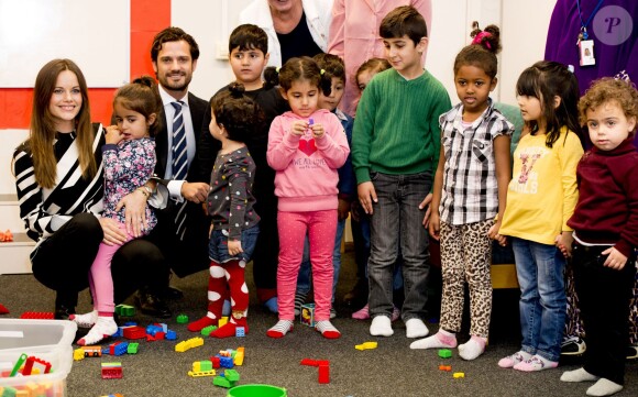 Le prince Carl Philip et la princesse Sofia de Suède, en visite dans la province de Dalarna dont est originaire la princesse, se sont notamment attardés le 5 octobre 2015 auprès d'enfants de réfugiés au foyer Welcome Sopranen de Borlänge.