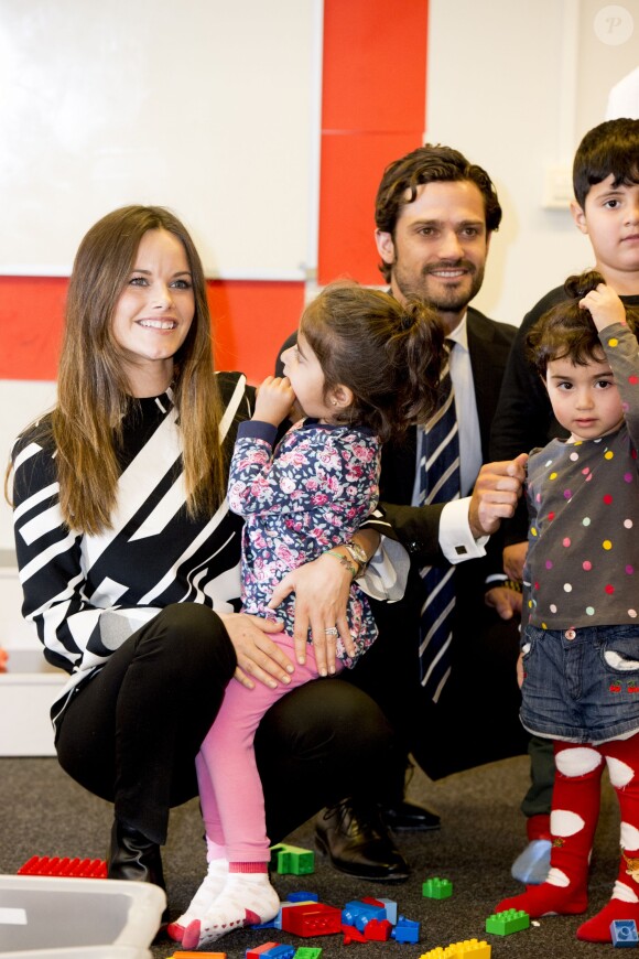 Le prince Carl Philip et la princesse Sofia de Suède, en visite dans la province de Dalarna dont est originaire la princesse, se sont notamment attardés le 5 octobre 2015 auprès d'enfants de réfugiés au foyer Welcome Sopranen de Borlänge.